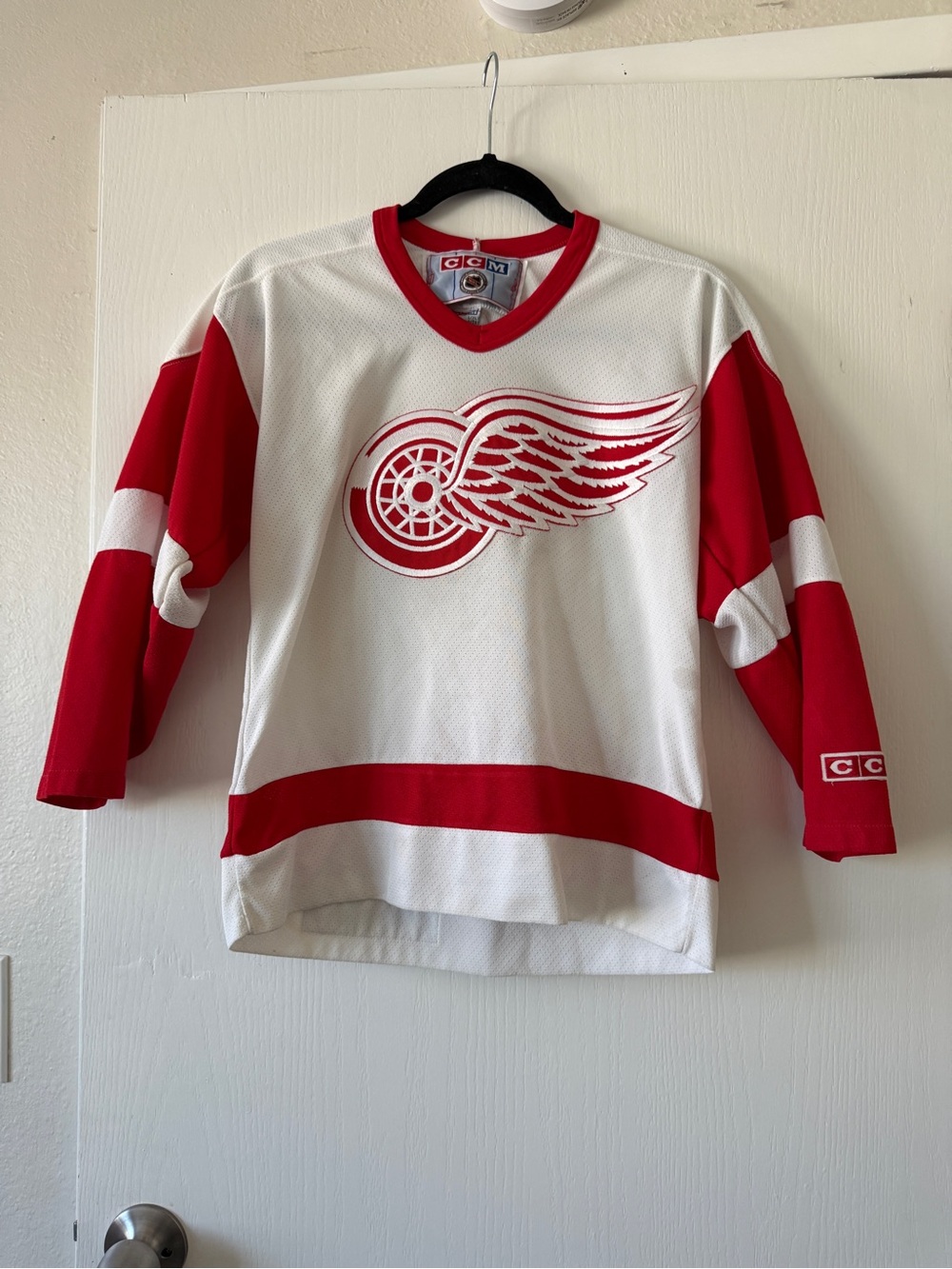 Vintage CCM White and Detroit Red Wings Youth Hockey Jersey Boys L